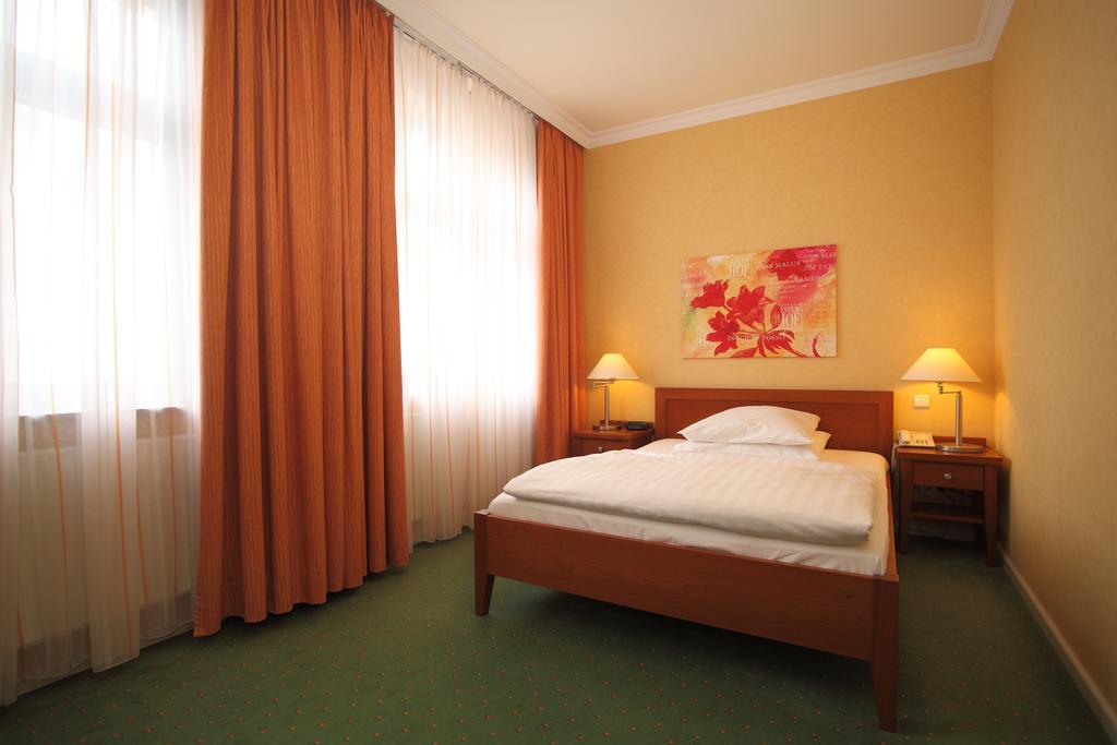 Alster-Hof Hotel Hamburg Bagian luar foto