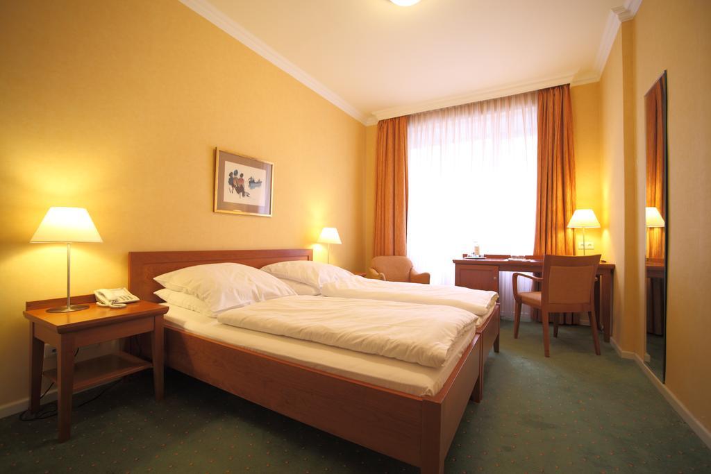 Alster-Hof Hotel Hamburg Bagian luar foto
